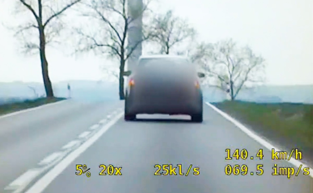 Radiowóz policji autostradowej na drogach powiatu raciborskiego. Wpadka kierowcy audi [WIDEO] - Serwis informacyjny z Raciborza - naszraciborz.pl