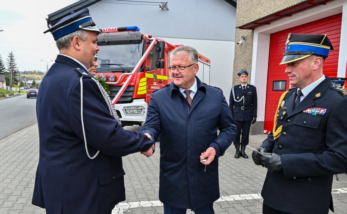 Nowy mercedes dla OSP Owsiszcze. Uroczyste przekazanie kluczyków do nowego wozu - Serwis informacyjny z Raciborza - naszraciborz.pl