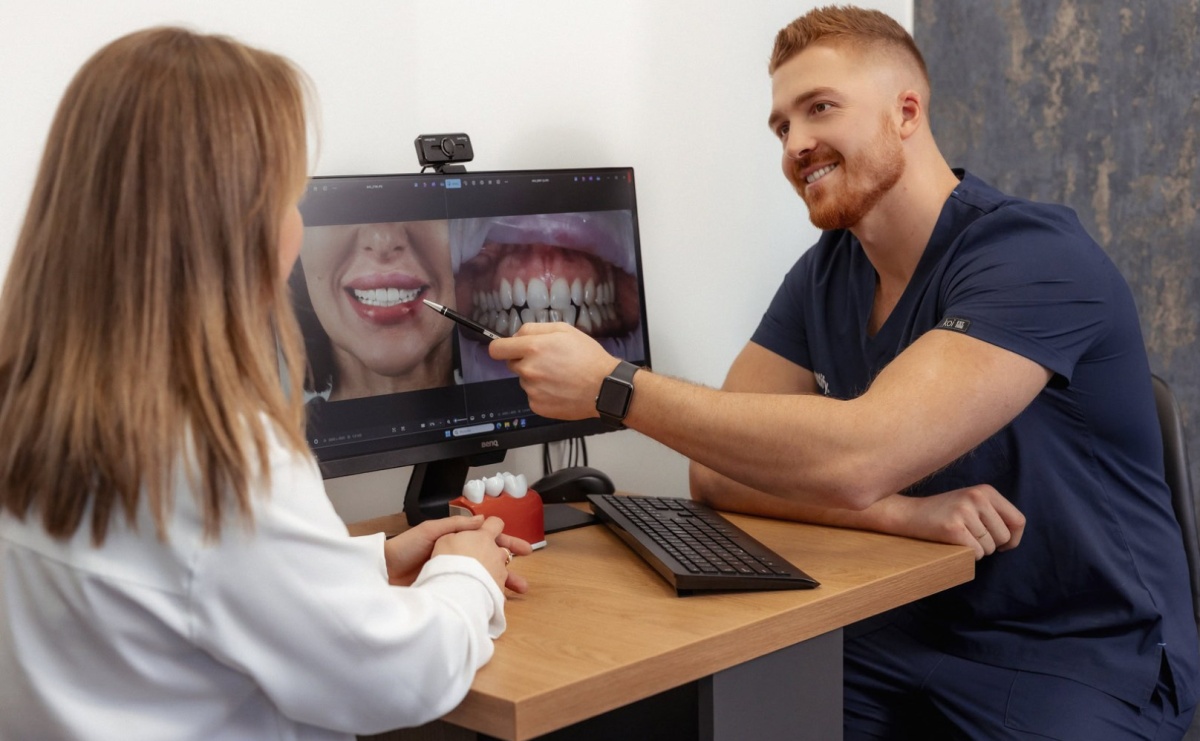 Proteza wypada w najmniej odpowiednim momencie – co to oznacza i jak to rozwiązać na stałe? - Serwis informacyjny z Raciborza - naszraciborz.pl