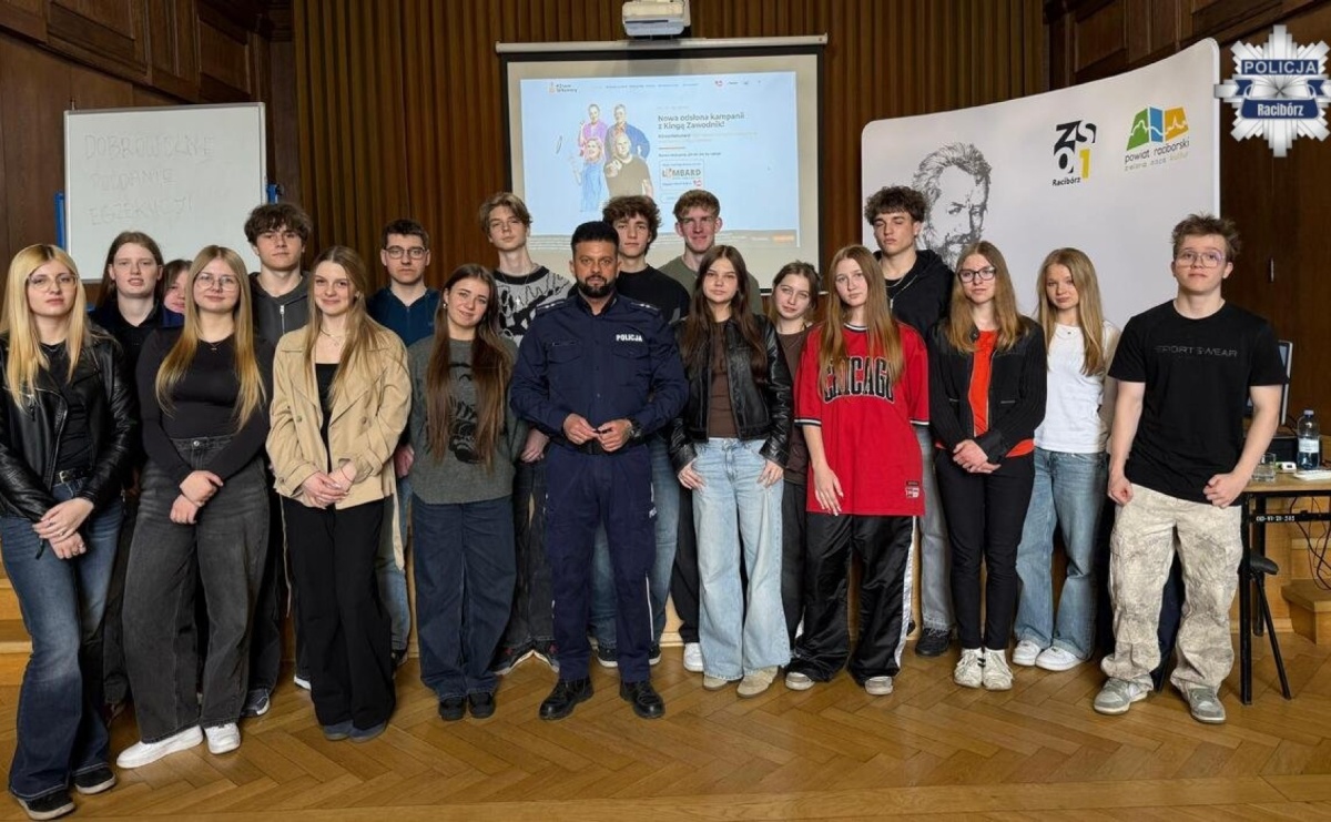 Odpowiedzialność prawna i bezpieczeństwo w sieci. Spotkanie policjanta z młodzieżą - Serwis informacyjny z Raciborza - naszraciborz.pl