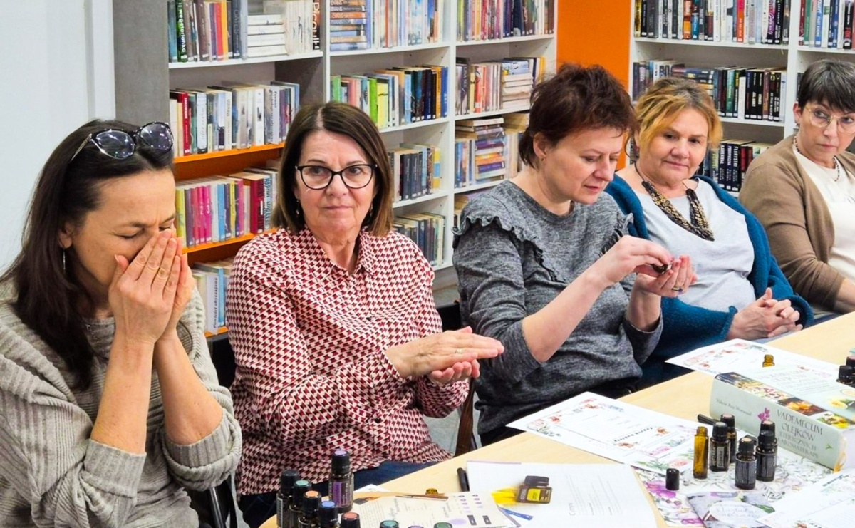 Warsztaty tworzenia naturalnych perfum w bibliotece na Ostrogu - Serwis informacyjny z Raciborza - naszraciborz.pl