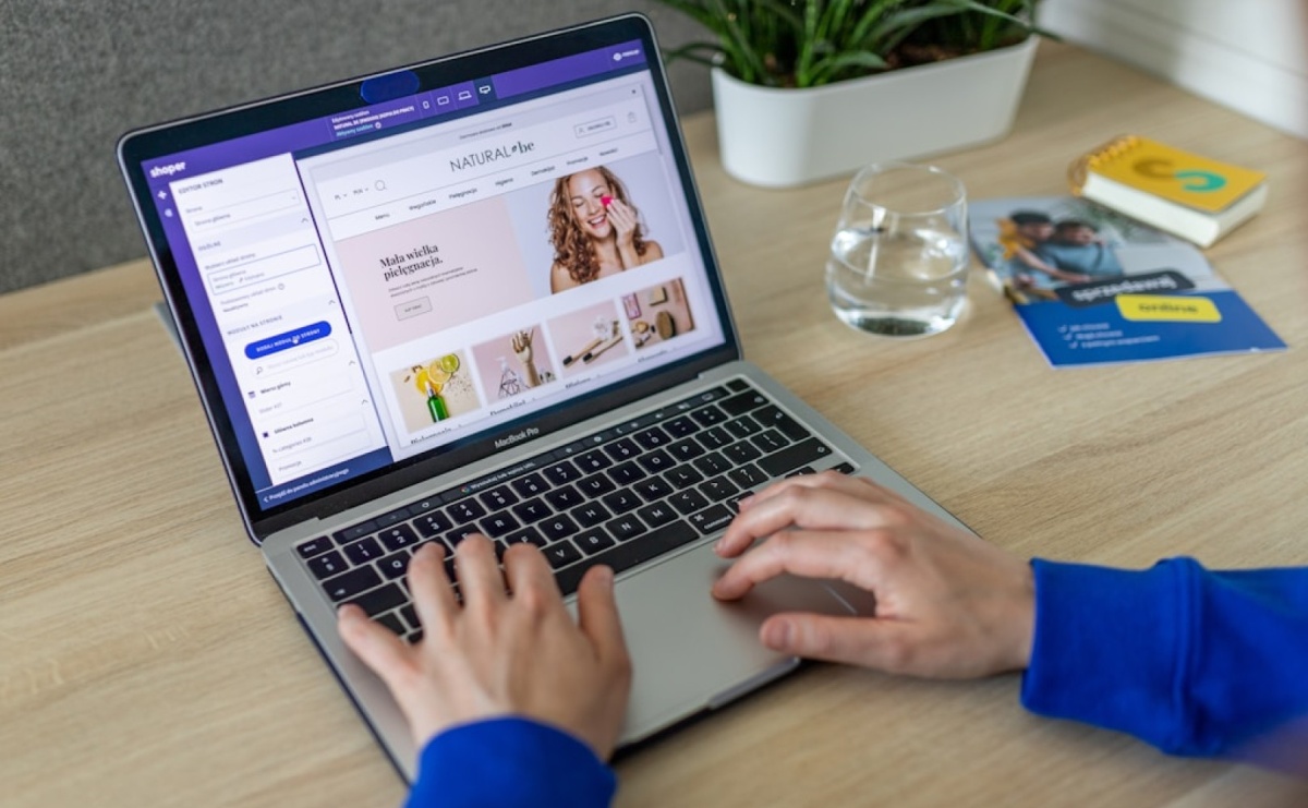 Skaluj bez limitów: jak maszyny PackBee i oprogramowanie DropUI eliminują bariery w biznesie e-commerce w Raciborzu - Serwis informacyjny z Raciborza - naszraciborz.pl