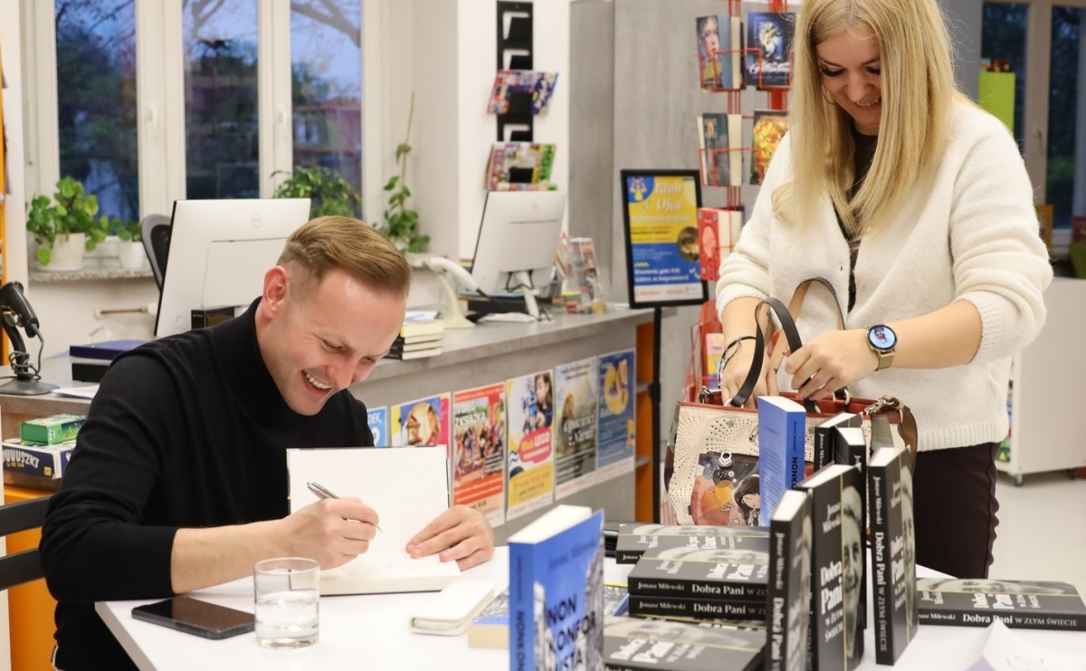 W świecie, w którym możesz być kimkolwiek – bądź dobry! Spotkanie z Jonaszem Milewskim w bibliotece - Serwis informacyjny z Raciborza - naszraciborz.pl