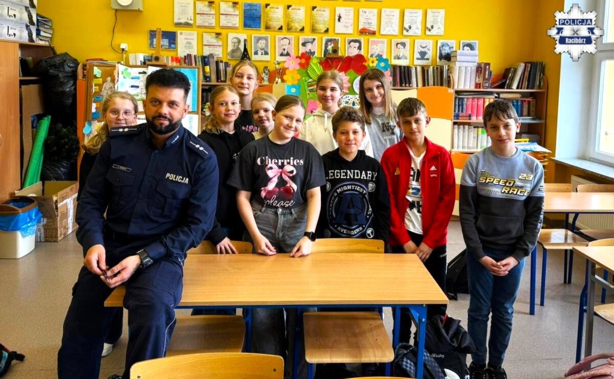 Policjant uczył młodzież, jak nie wpaść w kłopoty w sieci - Serwis informacyjny z Raciborza - naszraciborz.pl