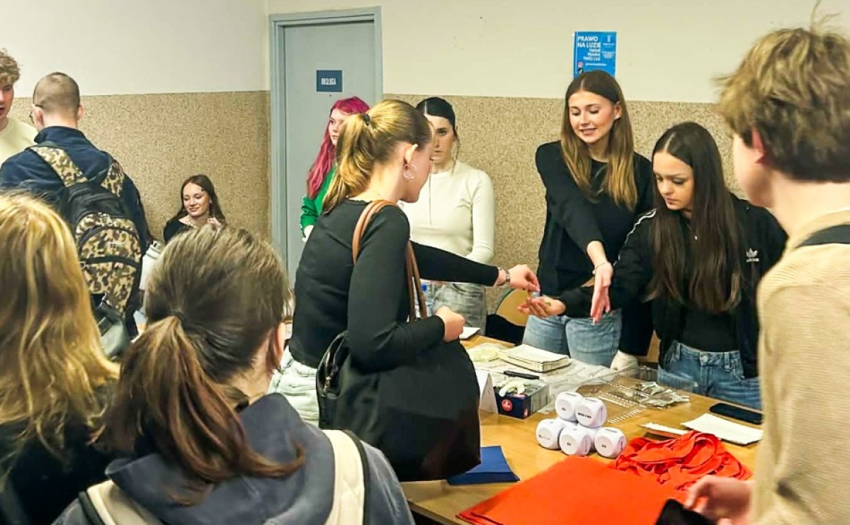 Kiermasz charytatywny w II LO. Uczniowie wsparli fundację Pomóżmy wypłynąć - Serwis informacyjny z Raciborza - naszraciborz.pl