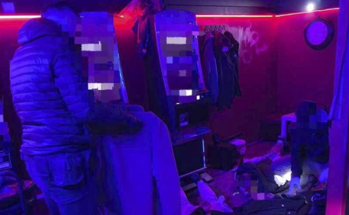 Nielegalny hazard, poszukiwani i narkotyki w jednym z salonów gier - Serwis informacyjny z Raciborza - naszraciborz.pl