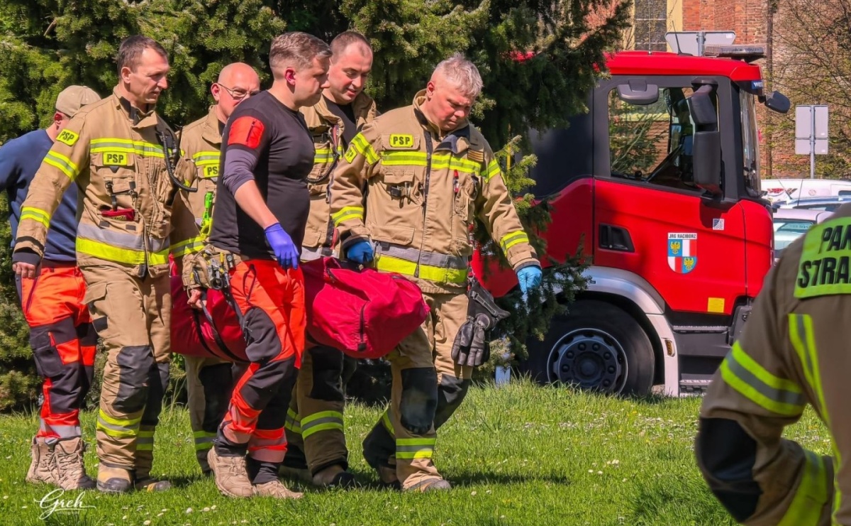 Strażacy w akcji: zasłabnięcie na ulicy, lądowanie LPR i wycieki substancji. Pięć interwencji w jeden dzień - Serwis informacyjny z Raciborza - naszraciborz.pl