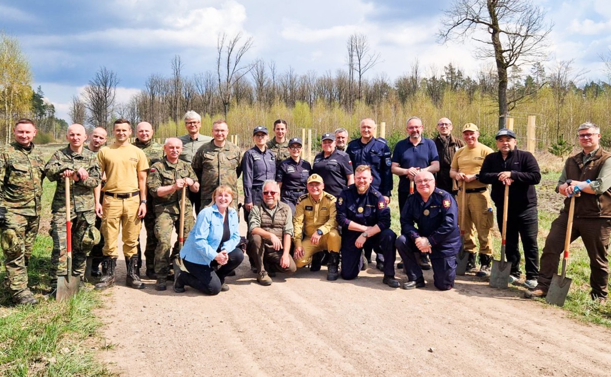 Mundurowe sadzenie lasu w Rudach. Wspólna akcja służb i samorządowców - Serwis informacyjny z Raciborza - naszraciborz.pl