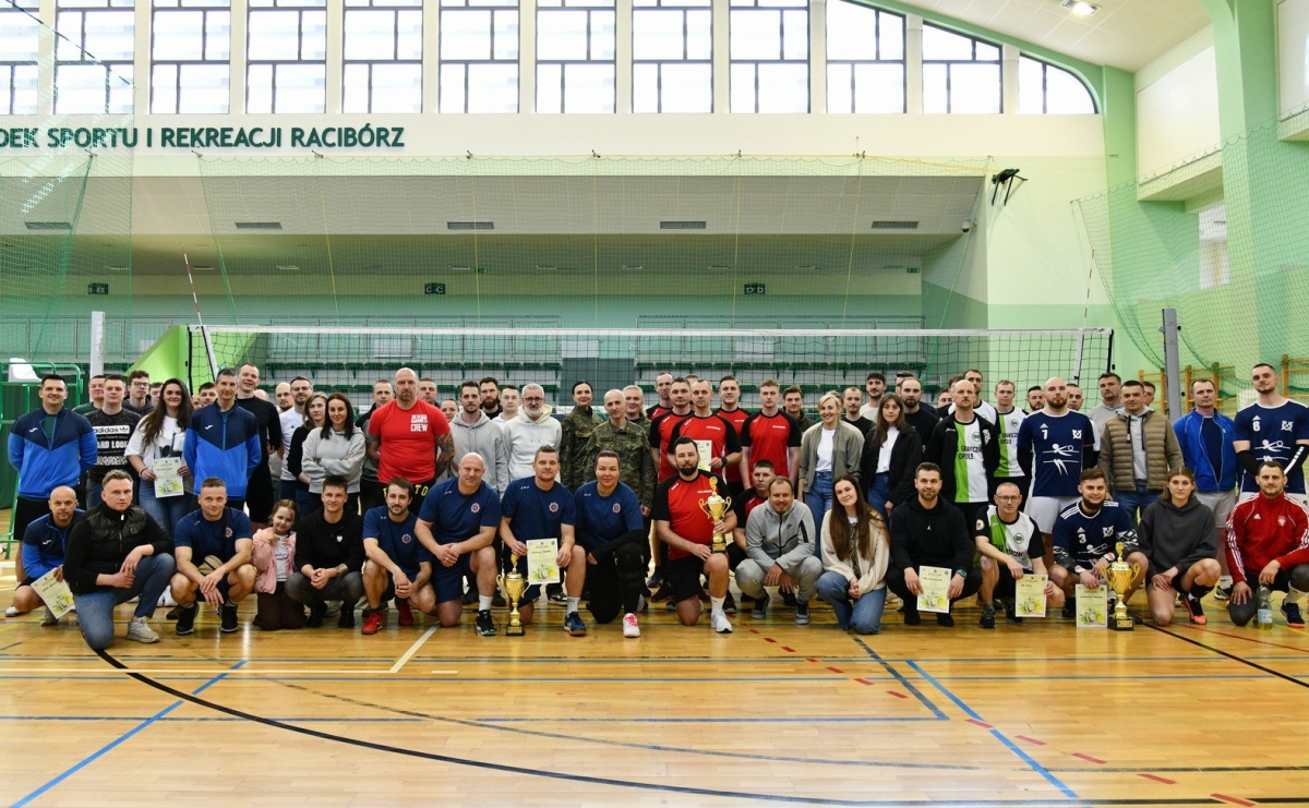 Wysokie loty i mocne zbicia – raciborscy mundurowi pokazali, co potrafią! - Serwis informacyjny z Raciborza - naszraciborz.pl