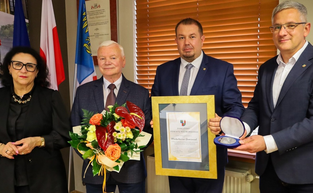 Uhonorowanie Władysława Gumieniaka medalem Zasłużony dla Powiatu Raciborskiego - Serwis informacyjny z Raciborza - naszraciborz.pl