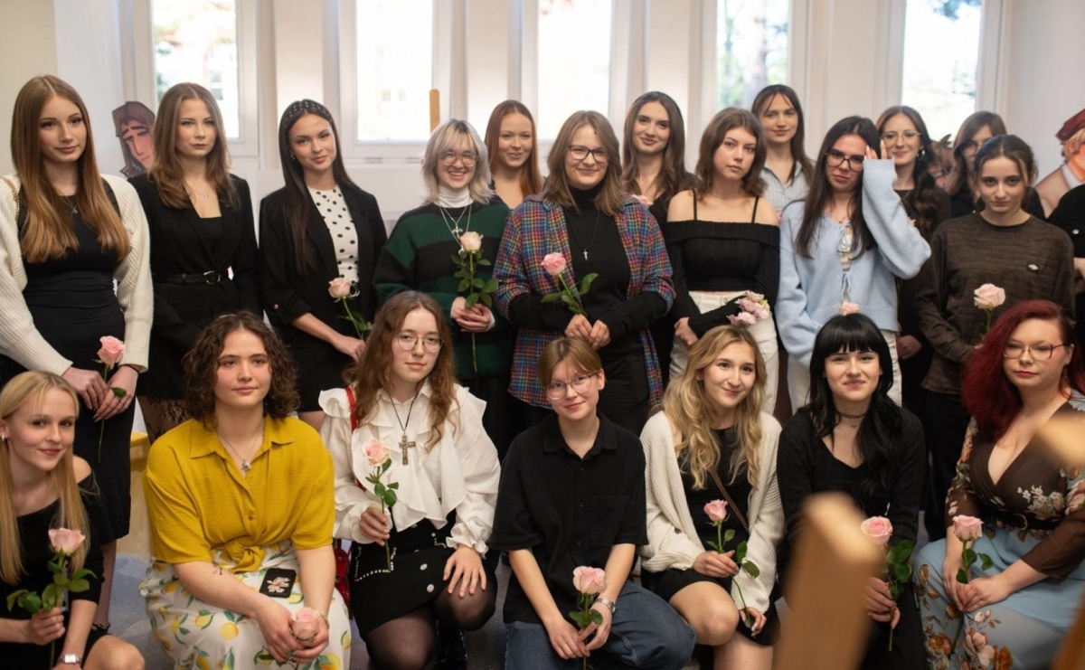 Dopuszczone do druku - Wywołane do tablicy. Nowa wystawa uczniów Liceum Sztuk Plastycznych w raciborskiej bibliotece - Serwis informacyjny z Raciborza - naszraciborz.pl