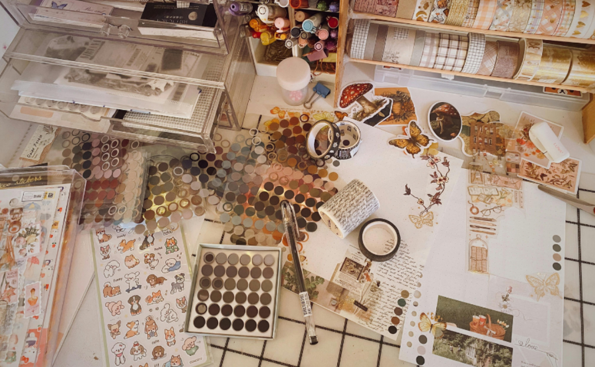 Nowoczesne zastosowania naklejek na folii samoprzylepnej w promocji, dekoracji i oznakowaniu - Serwis informacyjny z Raciborza - naszraciborz.pl