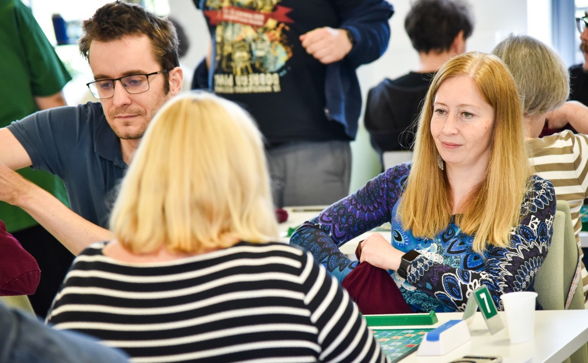 Scrabble po raz pierwszy na dworcu. Mistrzostwa Raciborza na Stacji Młodych - Serwis informacyjny z Raciborza - naszraciborz.pl