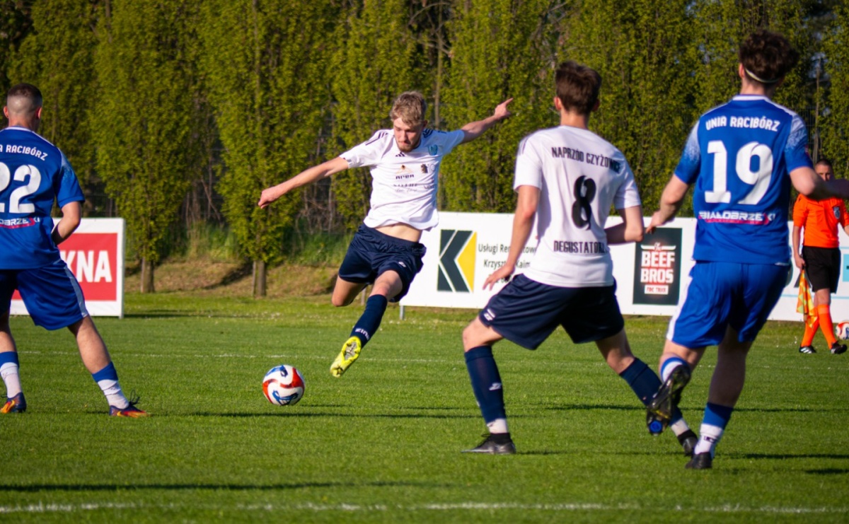 Wyrównany mecz i walka do końca. Unia Racibórz dzieli punkty z Naprzodem Czyżowice [FOTO] - Serwis informacyjny z Raciborza - naszraciborz.pl