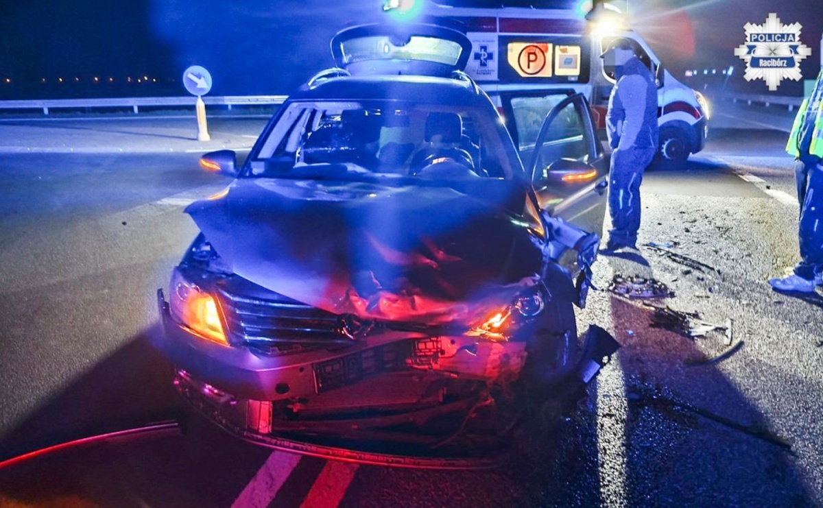 Groźne zdarzenie drogowe w Zabełkowie [FOTO] - Serwis informacyjny z Raciborza - naszraciborz.pl