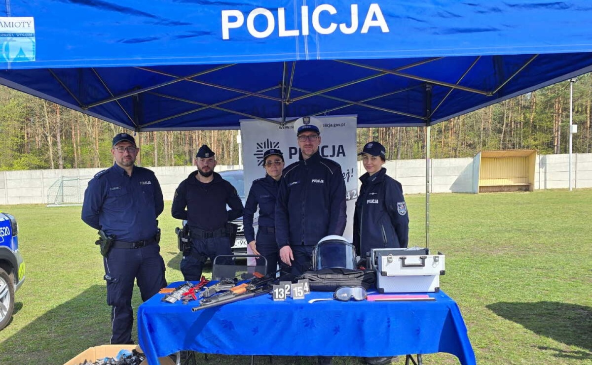 Policja na sportowo i edukacyjnie. Stoisko profilaktyczne podczas wyścigu gravelowego w Kuźni Raciborskiej - Serwis informacyjny z Raciborza - naszraciborz.pl