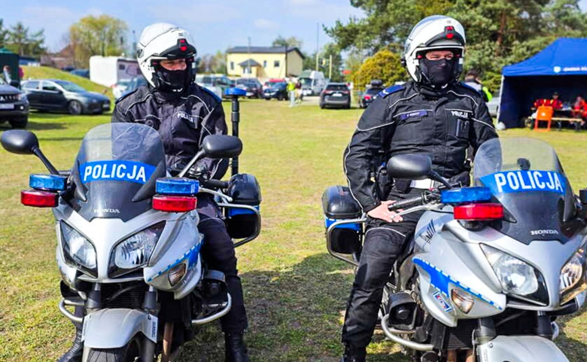 Policja na sportowo i edukacyjnie. Stoisko profilaktyczne podczas wyścigu gravelowego w Kuźni Raciborskiej - Serwis informacyjny z Raciborza - naszraciborz.pl