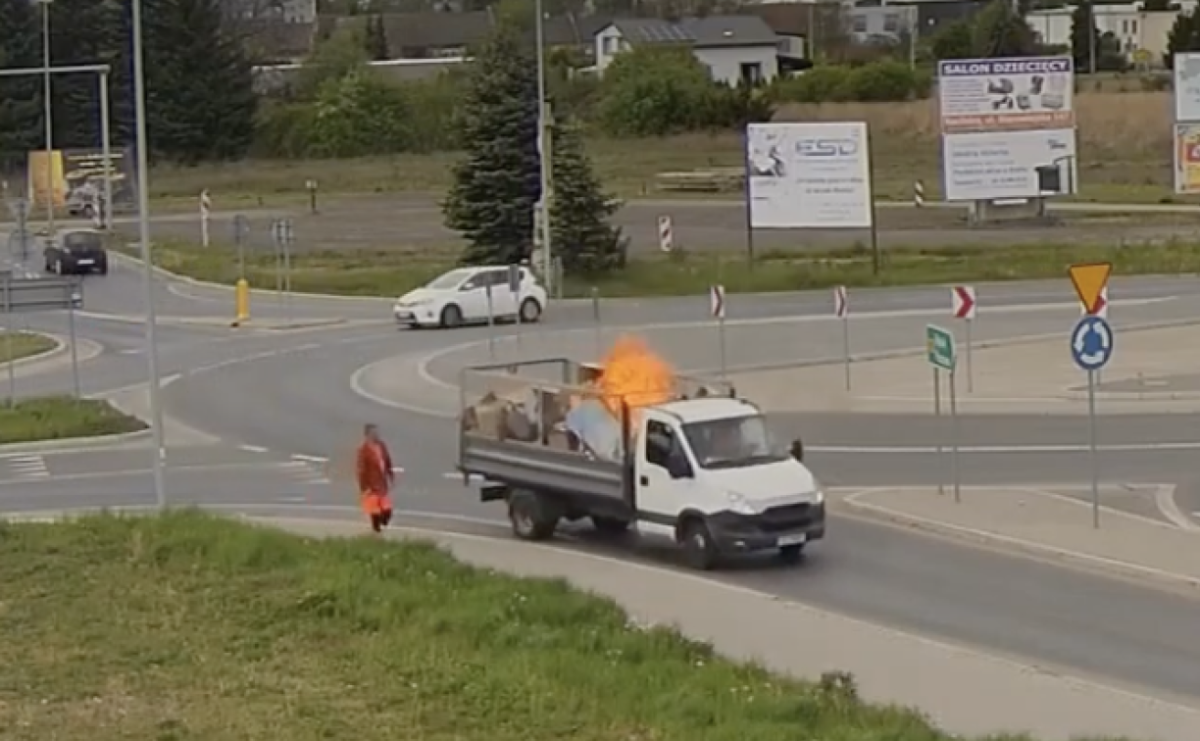 Auto-pochodnia na rondzie Piaskowa-Rybnicka [WIDEO] - Serwis informacyjny z Raciborza - naszraciborz.pl