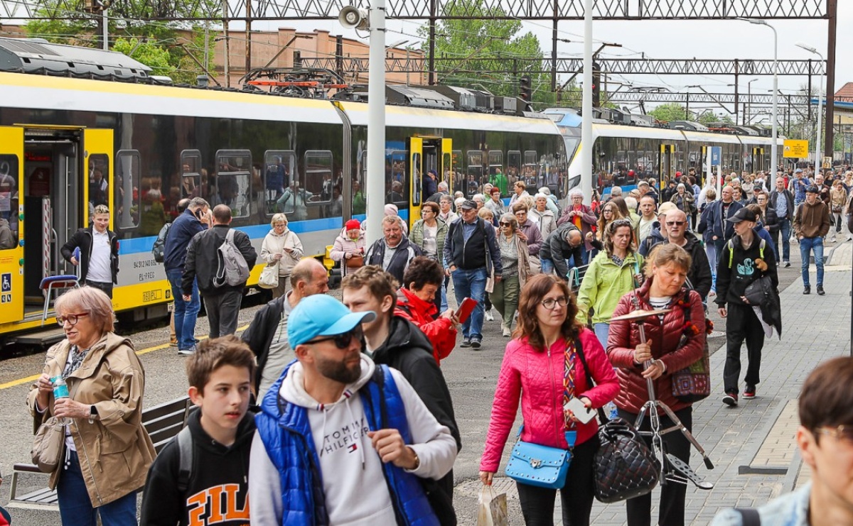 Opolski Ekspres Dęty znów dotarł do Raciborza. Dworzec wypełniła muzyka i tłumy gości - Serwis informacyjny z Raciborza - naszraciborz.pl