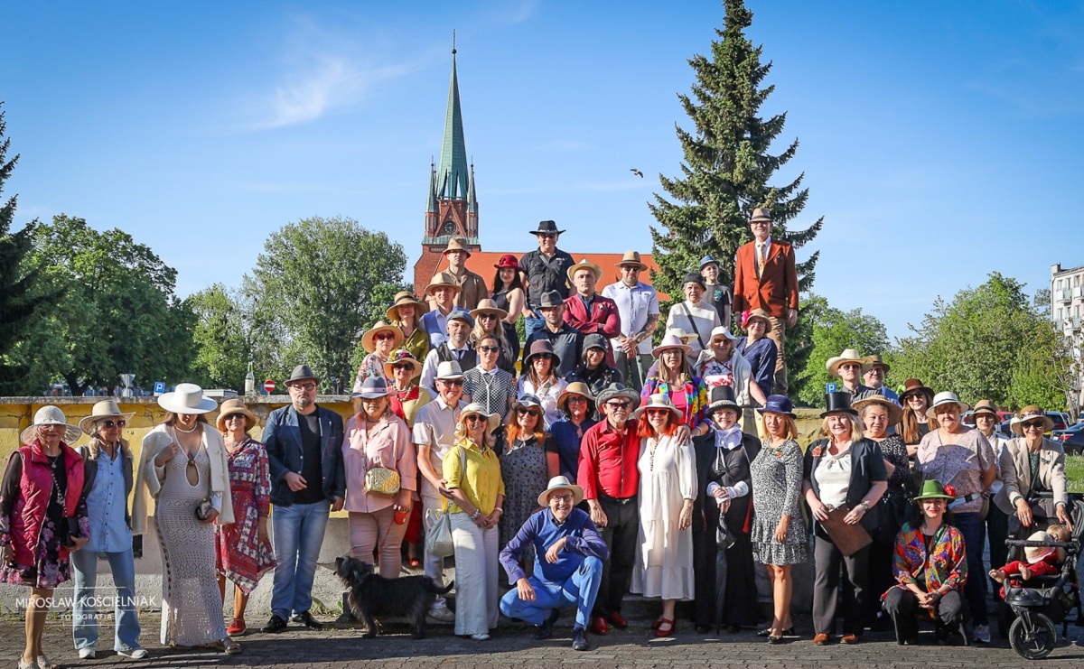 Raciborski Spacer w Kapeluszach połączył modę, historię i miejską opowieść [FOTO] - Serwis informacyjny z Raciborza - naszraciborz.pl