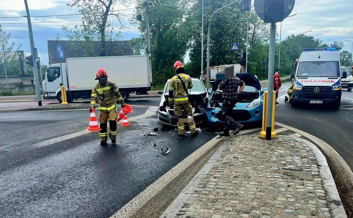 Zderzenie dwóch samochodów na ulicy Rybnickiej w Raciborzu - Serwis informacyjny z Raciborza - naszraciborz.pl