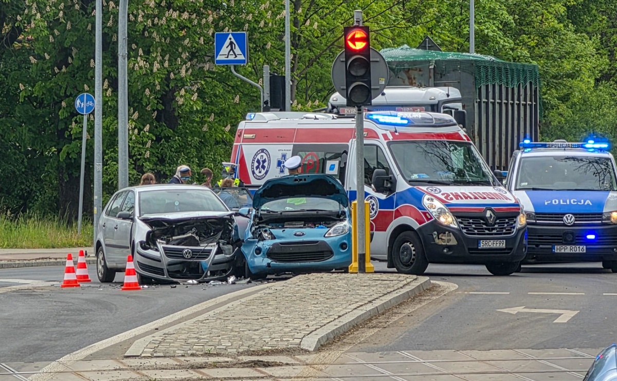 Zderzenie dwóch samochodów na ulicy Rybnickiej w Raciborzu - Serwis informacyjny z Raciborza - naszraciborz.pl