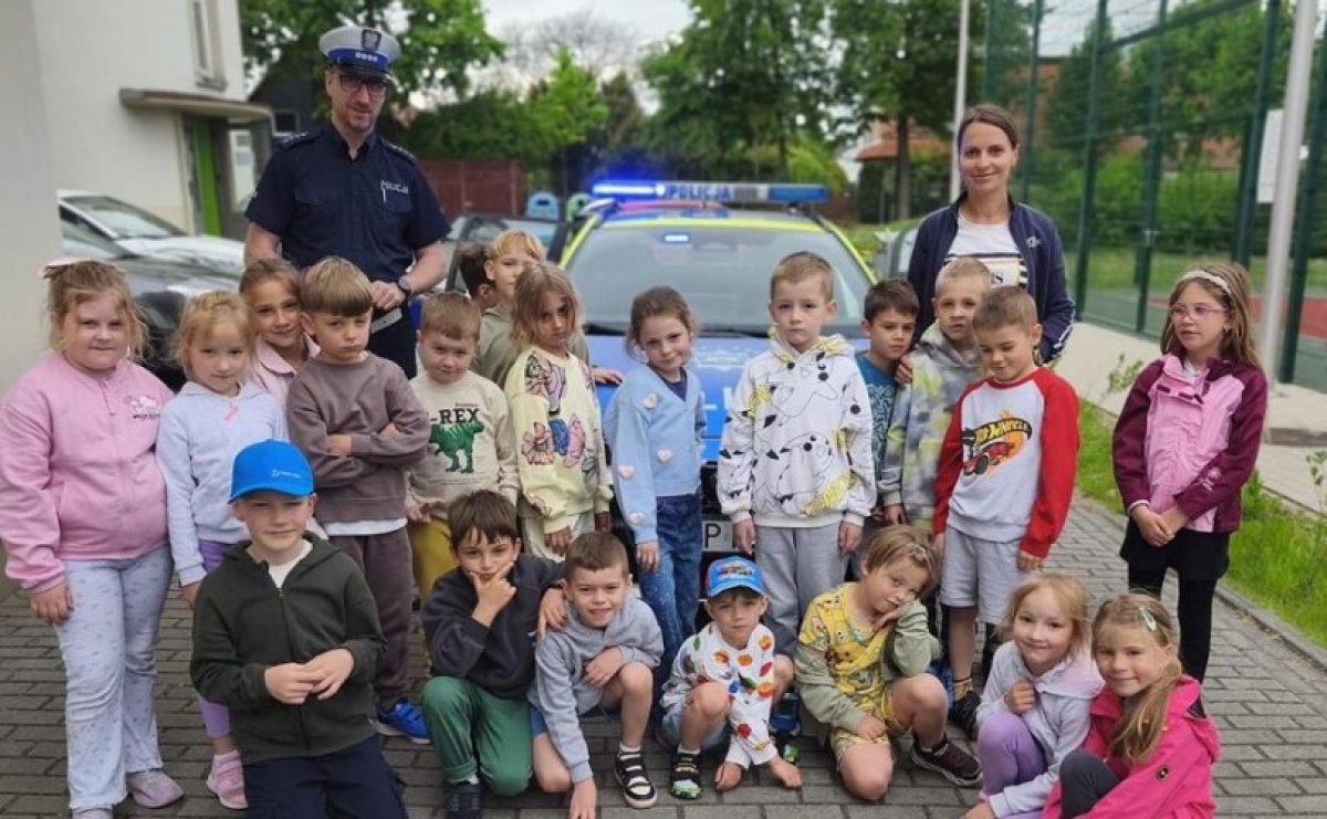 Bezpieczeństwo najmłodszych. Policjant ruchu drogowego odwiedził przedszkole w Ocicach - Serwis informacyjny z Raciborza - naszraciborz.pl
