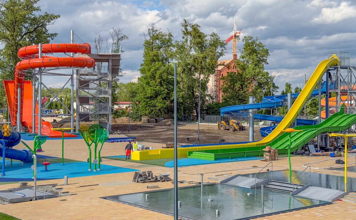 Nowe baseny na Ostrogu są już napełnione wodą. Otwarcie w czerwcu - Serwis informacyjny z Raciborza - naszraciborz.pl