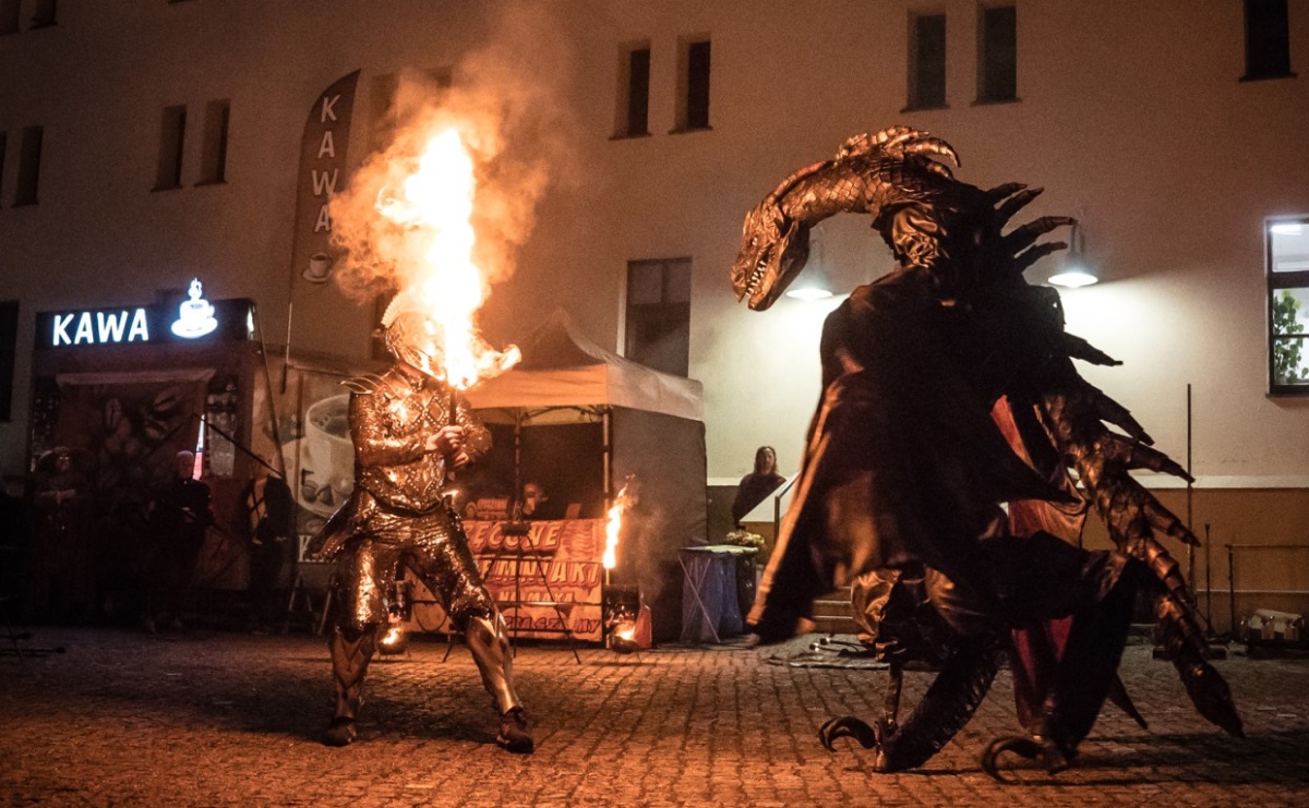 Smok, ogień i magia na raciborskim zamku. Widowiskowe pokazy podczas festiwalu historycznego [FOTO i WIDEO] - Serwis informacyjny z Raciborza - naszraciborz.pl
