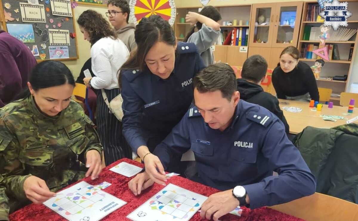 Matematyka łączy pokolenia i środowiska. Policja wzięła udział w wyjątkowym wydarzeniu - Serwis informacyjny z Raciborza - naszraciborz.pl