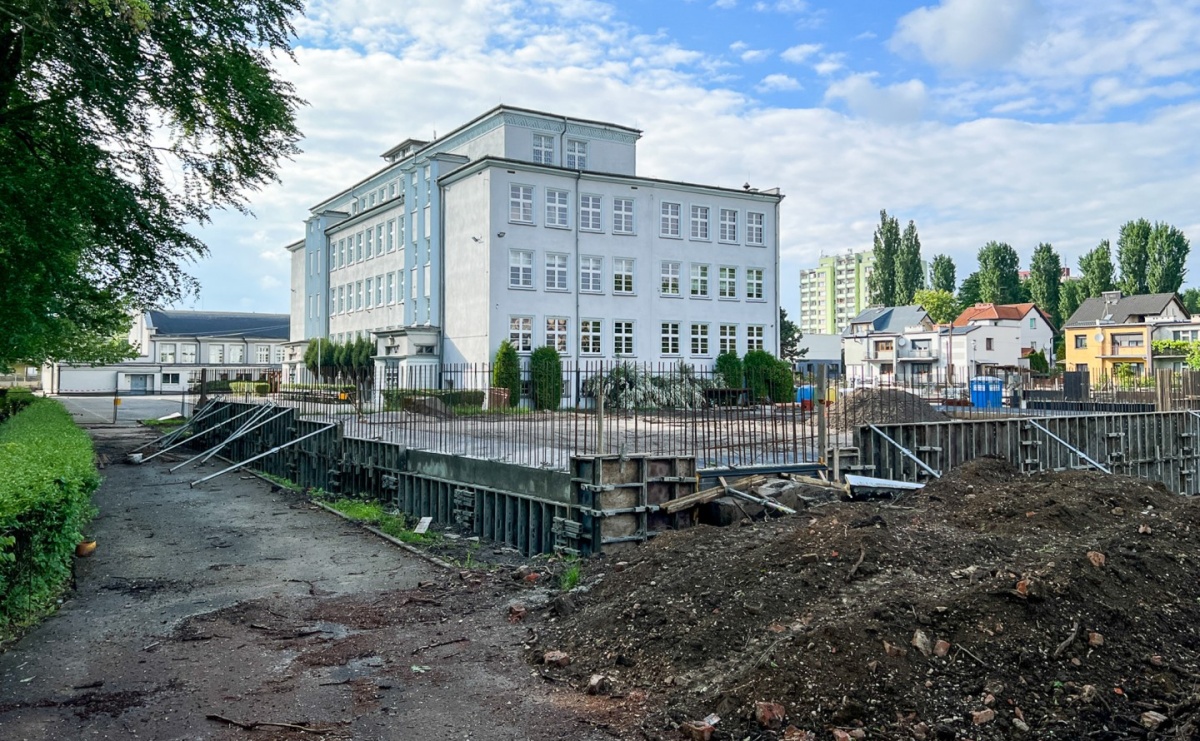 Teren wokół II LO to dziś plac budowy. Powstaje nowoczesna infrastruktura sportowa - Serwis informacyjny z Raciborza - naszraciborz.pl