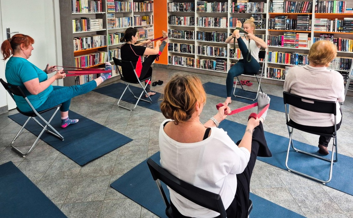 Joga na krześle – rozpoczęcie cyklu spotkań dla seniorów - Serwis informacyjny z Raciborza - naszraciborz.pl