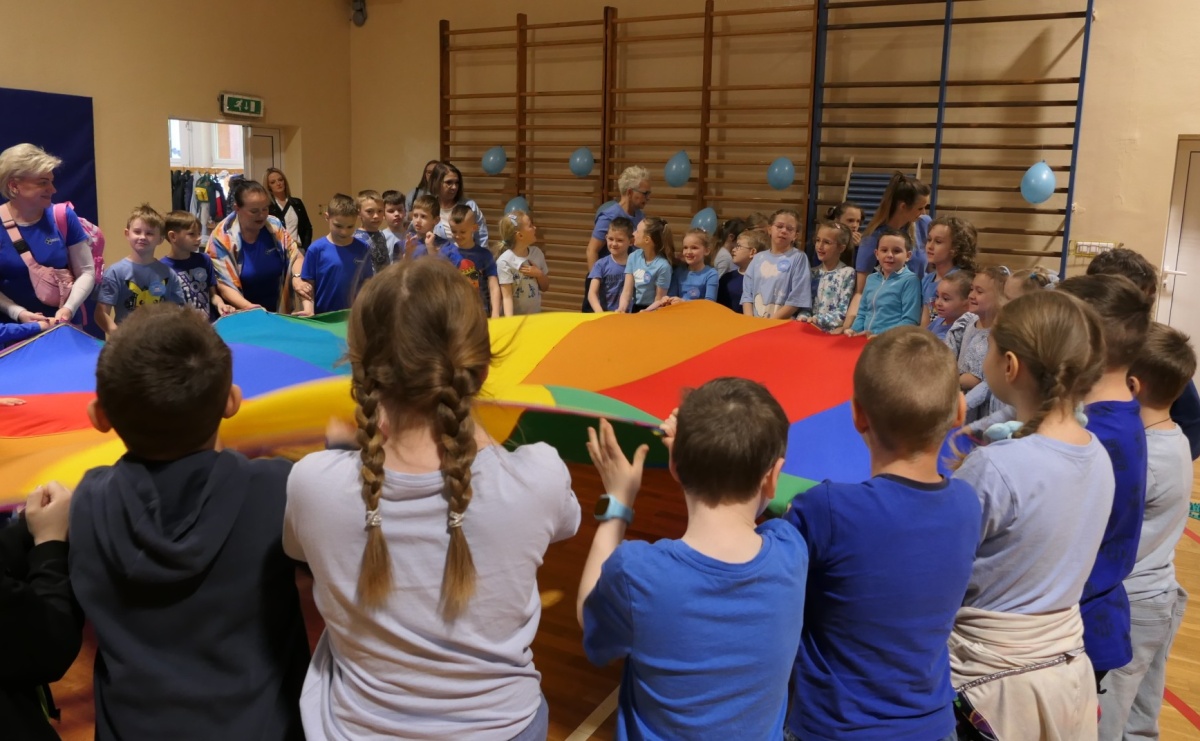 Błękitna fala empatii – Niebieskie Igrzyska w Czwórce - Serwis informacyjny z Raciborza - naszraciborz.pl