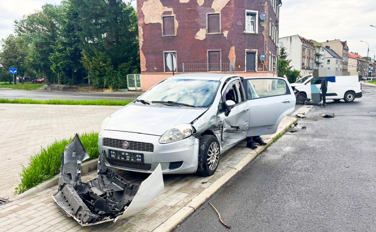 Zderzenie na skrzyżowaniu Rudzkiej i Książęcej. Policja apeluje o ostrożność - Serwis informacyjny z Raciborza - naszraciborz.pl