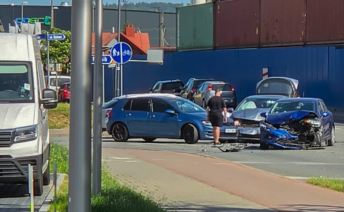 Zderzenie trzech pojazdów na Łąkowej, potrącenie na Stalmacha - Serwis informacyjny z Raciborza - naszraciborz.pl