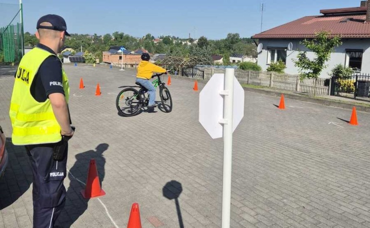 Policjanci sprawdzają umiejętności młodych rowerzystów. Egzaminy na kartę rowerową w raciborskich szkołach - Serwis informacyjny z Raciborza - naszraciborz.pl