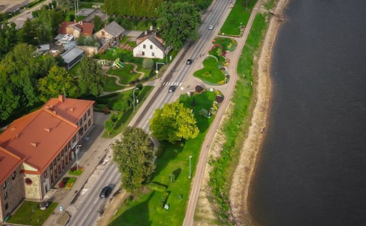 Widok z lotu ptaka na domy - nieterminowe płatności w biznesie