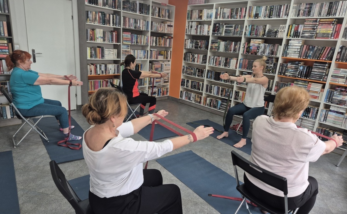 Joga na krześle w bibliotece na Ostrogu - Serwis informacyjny z Raciborza - naszraciborz.pl