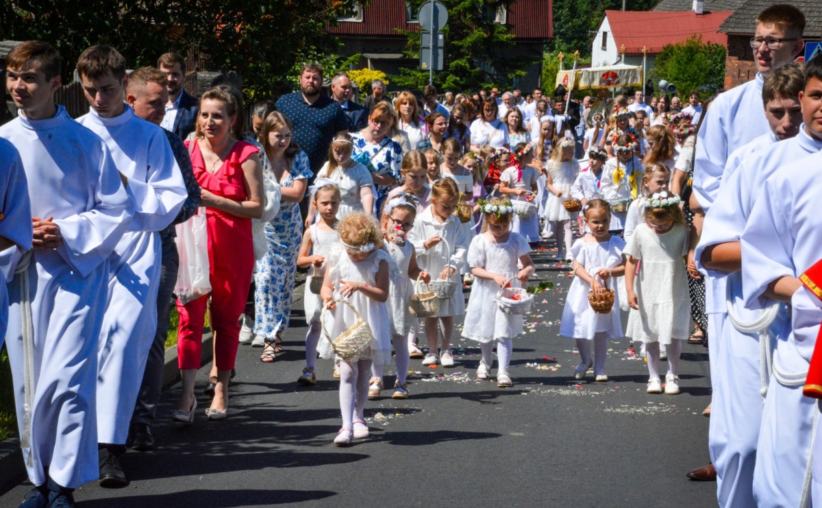 Tłumy na procesji Bożego Ciała w Brzeziu. Na drodze Najświętszego Sakramentu prawdziwe dzieła sztuki - Serwis informacyjny z Raciborza - naszraciborz.pl