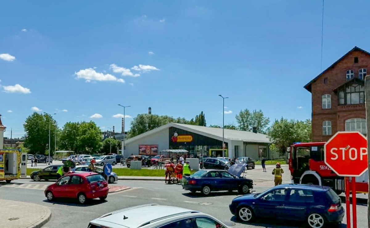 Groźne zdarzenie na Bosackiej w Raciborzu. Motocyklista ranny po zderzeniu z Audi - Serwis informacyjny z Raciborza - naszraciborz.pl