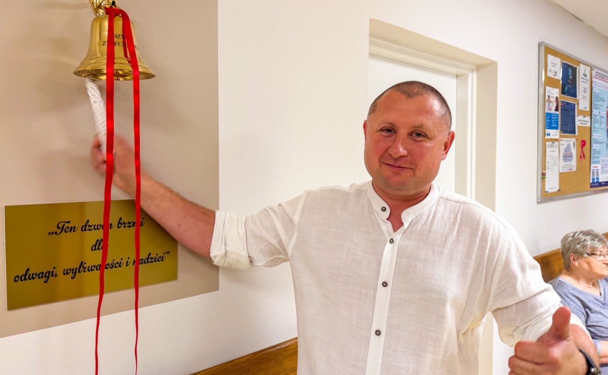 Dźwięk, który daje nadzieję. Dzwon Zwycięstwa rozbrzmiał na oddziale chemioterapii w Raciborzu - Serwis informacyjny z Raciborza - naszraciborz.pl