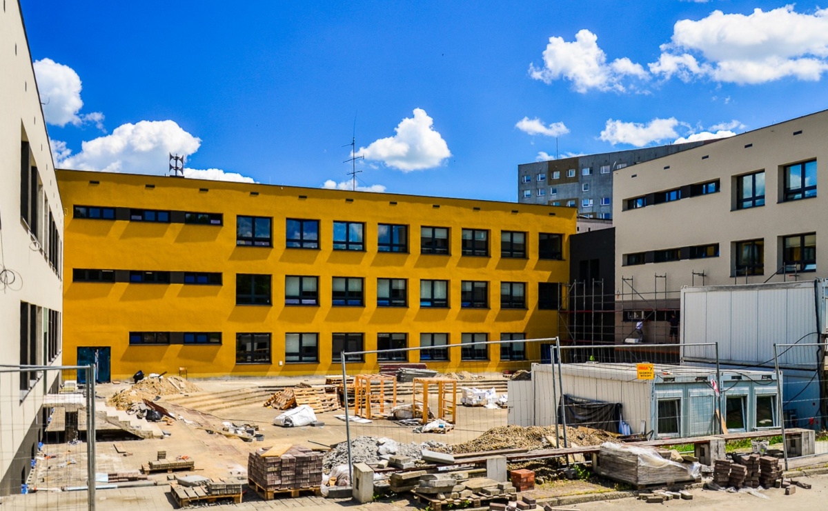 Trwa termomodernizacja Szkoły Podstawowej nr 18 w Raciborzu. Inwestycja z nową infrastrukturą i przedszkolem - Serwis informacyjny z Raciborza - naszraciborz.pl