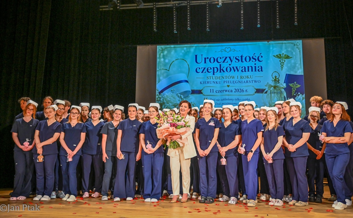Czepkowanie studentów pielęgniarstwa w Raciborzu. Symboliczny początek zawodowej drogi [FOTO i WIDEO] - Serwis informacyjny z Raciborza - naszraciborz.pl