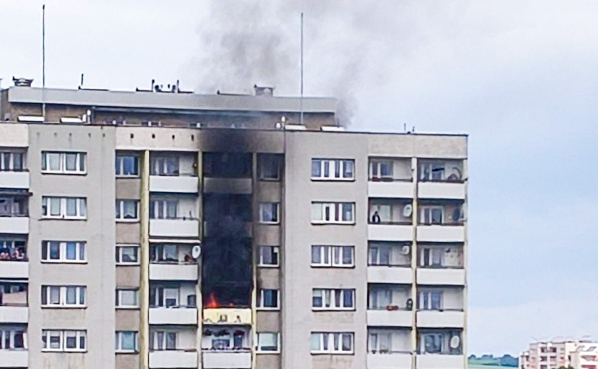 Błyskawiczna reakcja policjantów podczas pożaru mieszkania na Katowickiej [WIDEO] - Serwis informacyjny z Raciborza - naszraciborz.pl