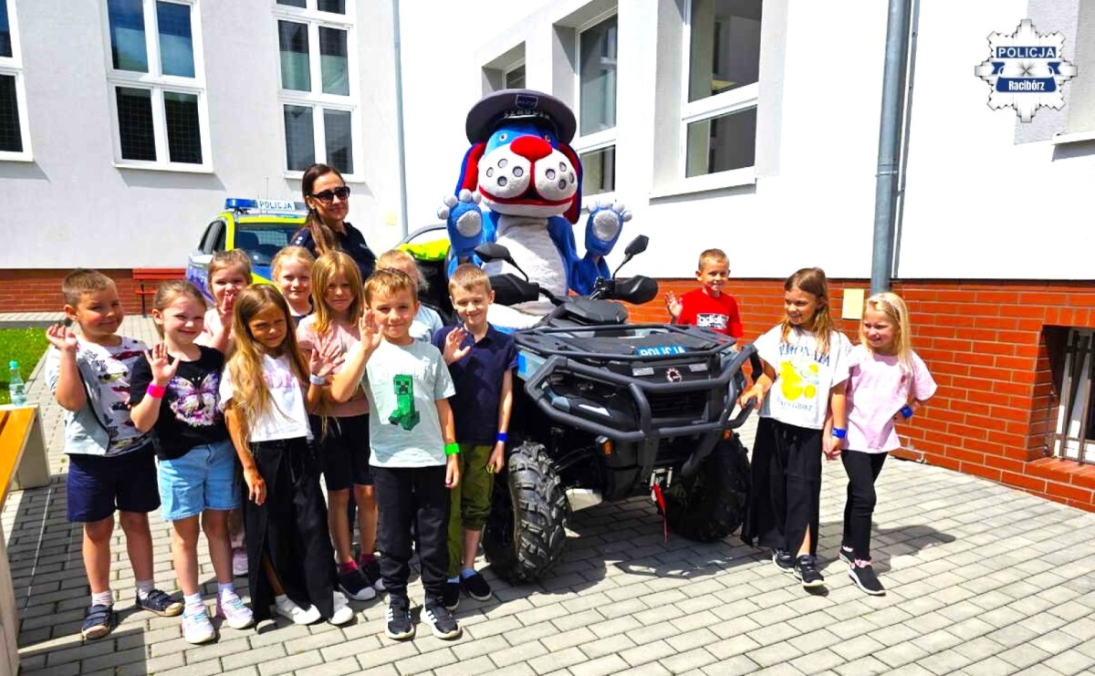 Edukacja przez praktykę. Raciborscy policjanci spotkali się z dziećmi w Rzuchowie - Serwis informacyjny z Raciborza - naszraciborz.pl