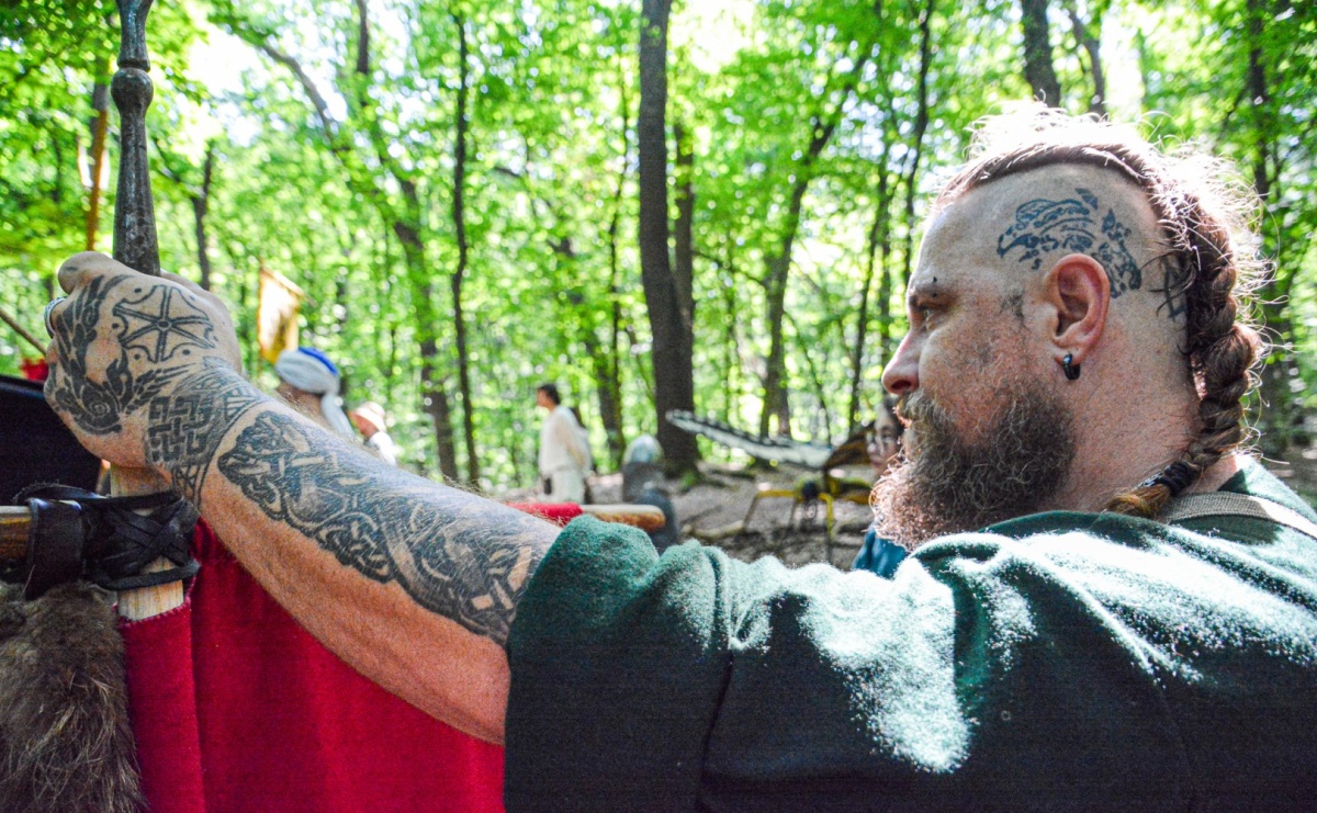 Średniowiecze ożyło w Raciborzu! Wielka bitwa wojów i klimat dawnych wieków w Arboretum [FOTO i WIDEO] - Serwis informacyjny z Raciborza - naszraciborz.pl