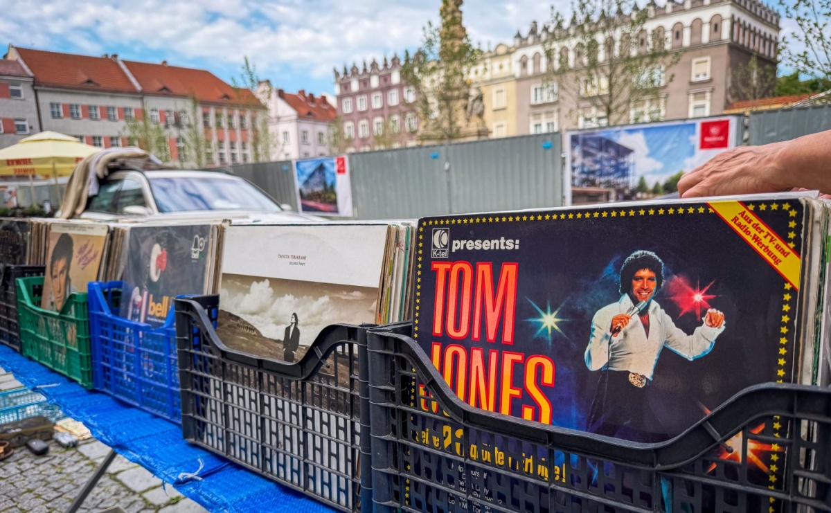 Słoneczna pogoda przyciągnęła wystawców, ale nie kupujących. Targ staroci z mniejszym ruchem niż zwykle - Serwis informacyjny z Raciborza - naszraciborz.pl