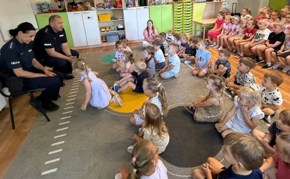 Bezpieczne wakacje zaczynają się od edukacji. Dzielnicowi w Przedszkolu nr 16 w Raciborzu - Serwis informacyjny z Raciborza - naszraciborz.pl