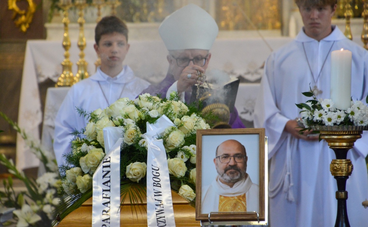 Krzanowice pożegnały ks. Marka Wcisło. Spełniło się jego marzenie – kościół był pełny - Serwis informacyjny z Raciborza - naszraciborz.pl