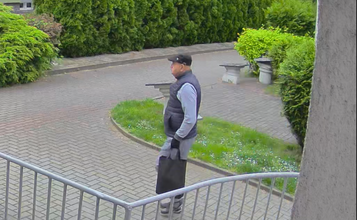 Policja poszukuje mężczyzny podejrzewanego o kradzież. Opublikowano jego wizerunek - Serwis informacyjny z Raciborza - naszraciborz.pl